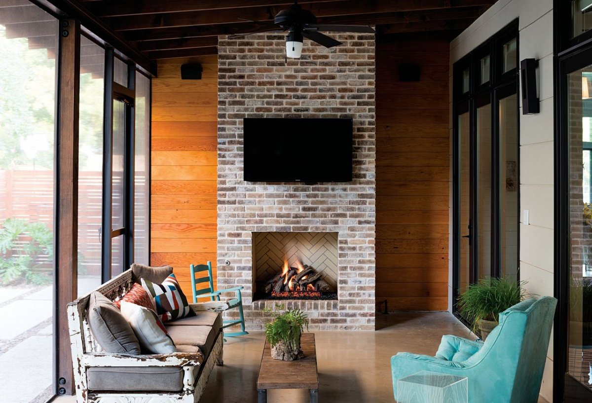 Пристройка к дому с камином