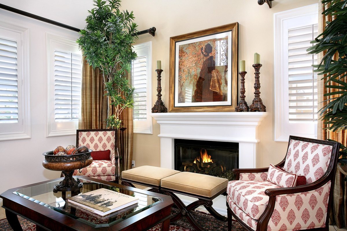 Картина над камином в интерьере