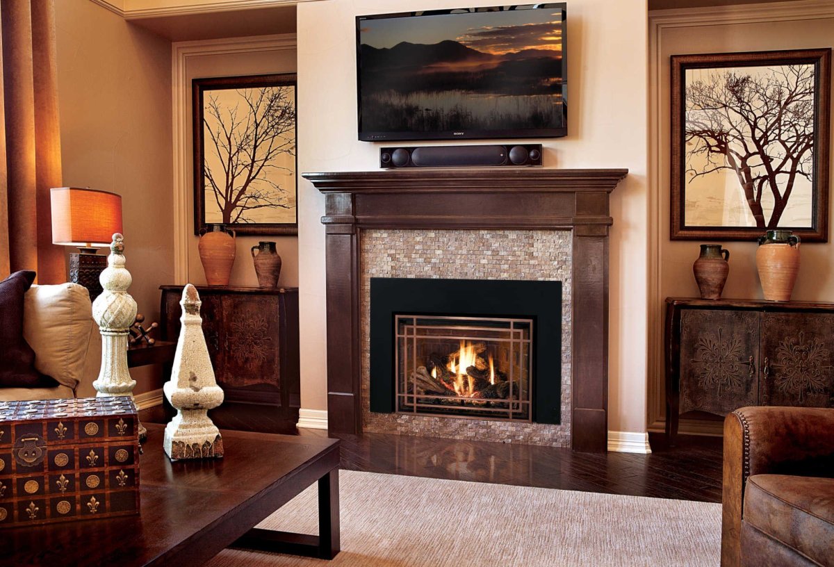 Камин в интерьере гостиной