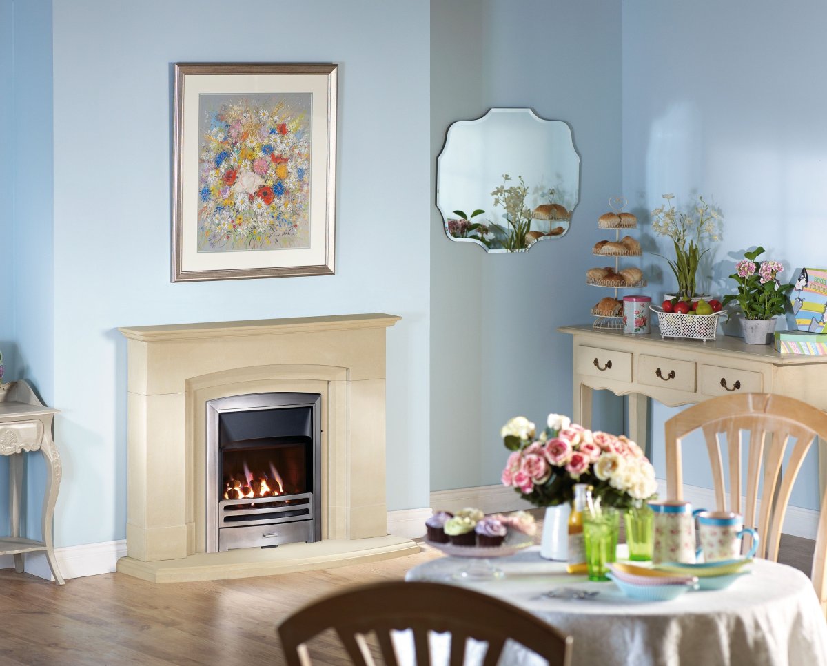 Картина над камином в интерьере