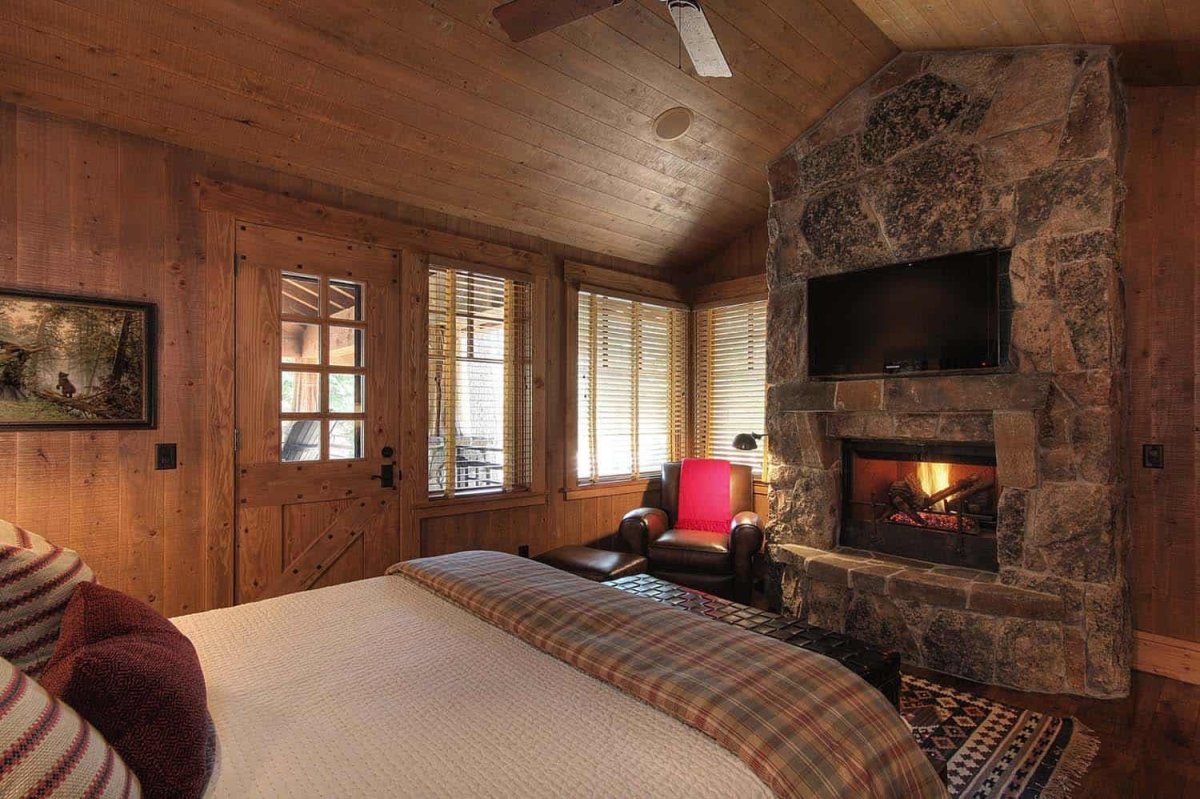 Маленький домик с камином