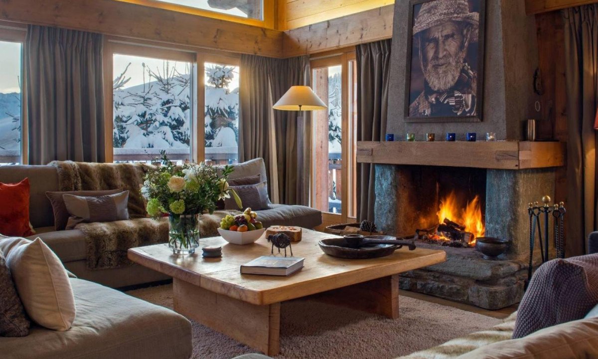 Спальня с камином в доме