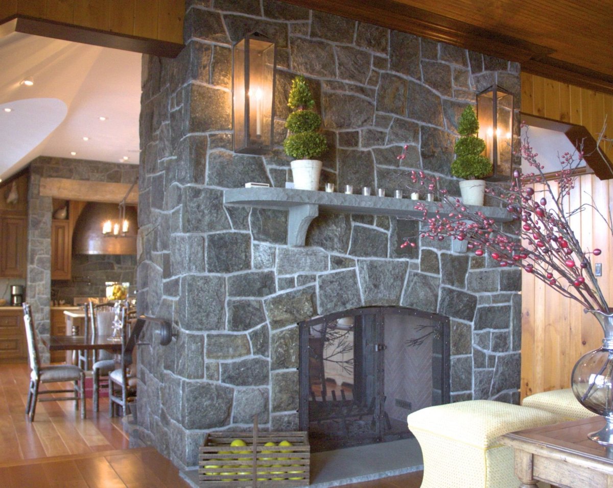 Камин из камня и дерева