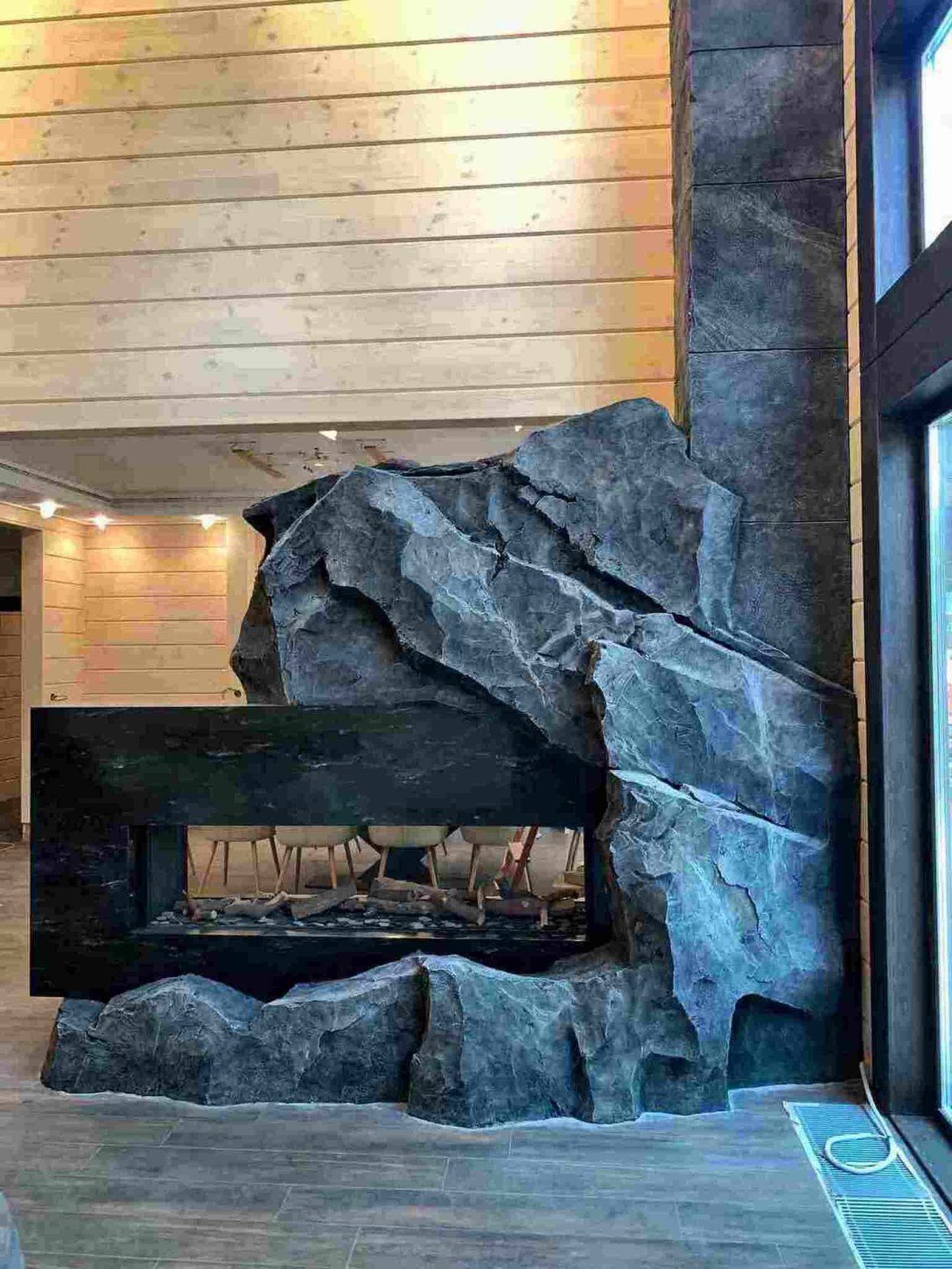 Скальный камень в интерьере