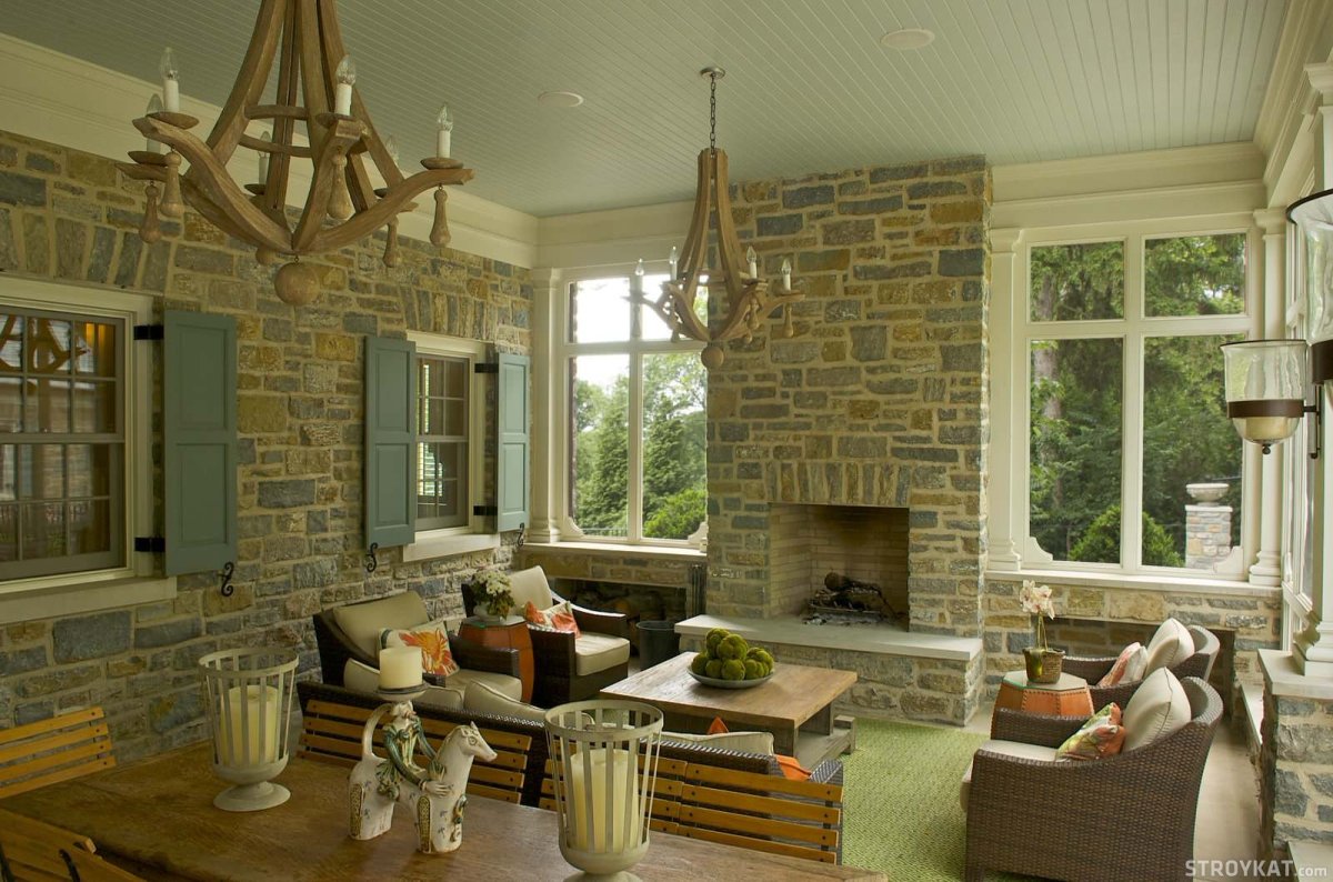 Интерьер веранды с камнем