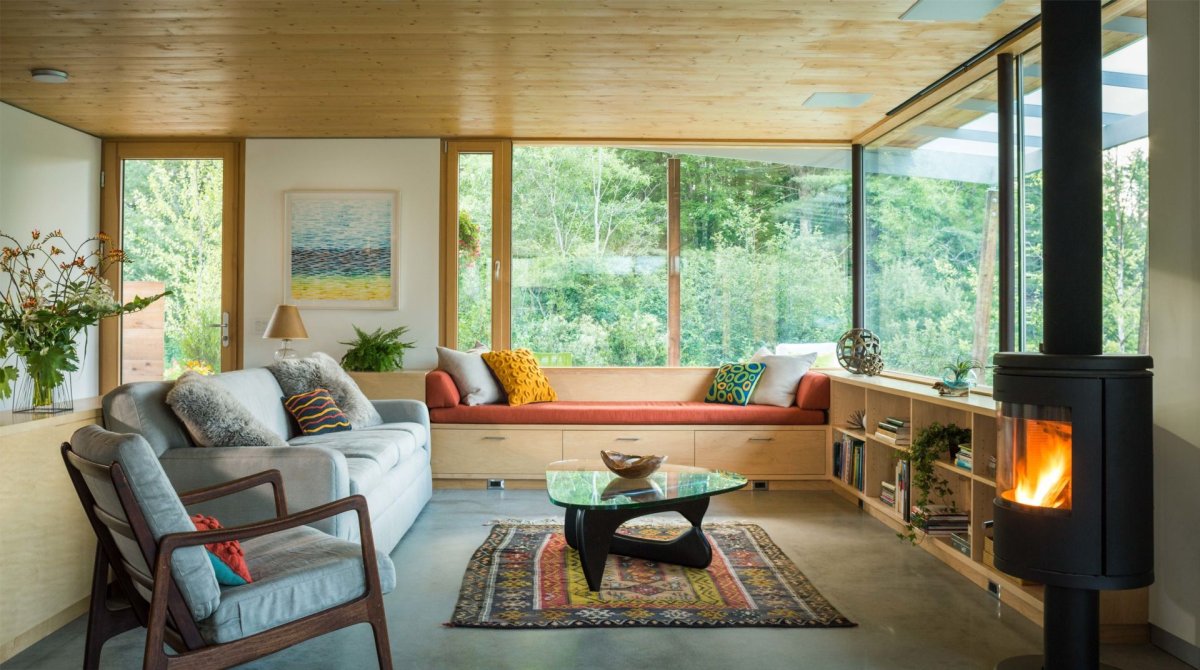 Закрытая веранда с камином