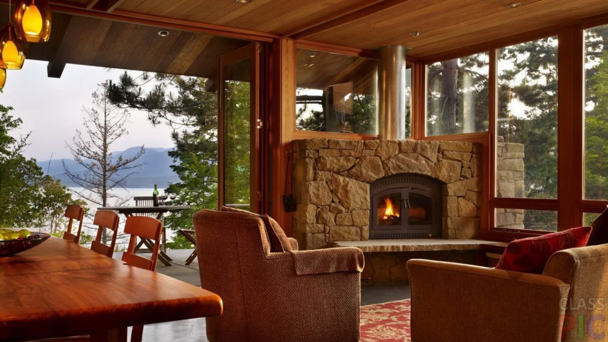 Уютный домик в лесу с камином