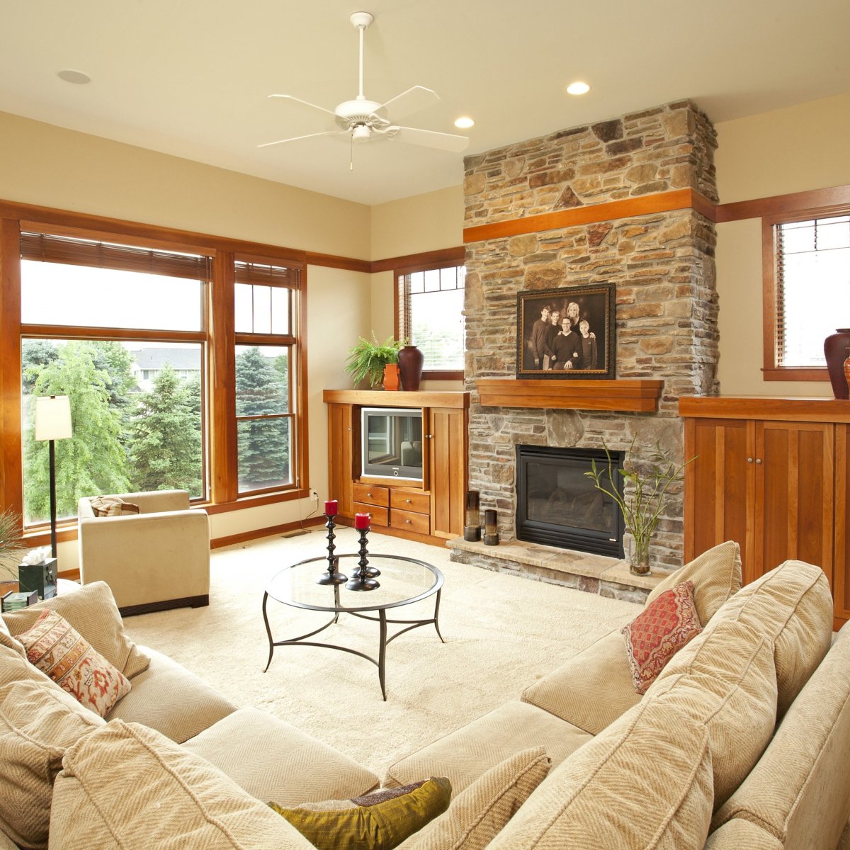 Потолок над камином