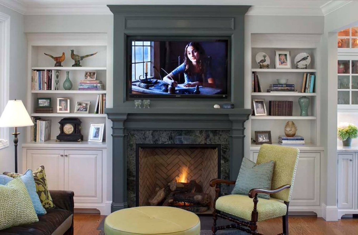 Телевизор над камином