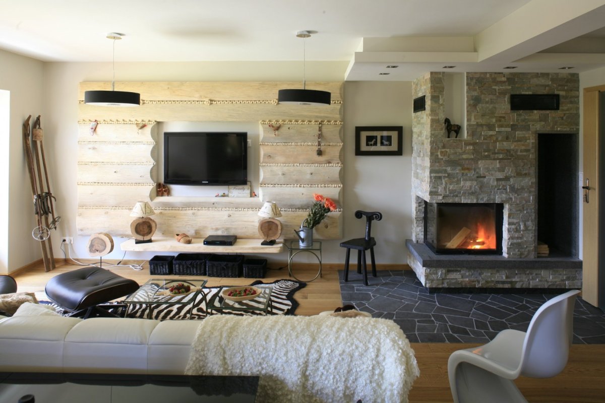 Гостиная с камином в деревянном доме