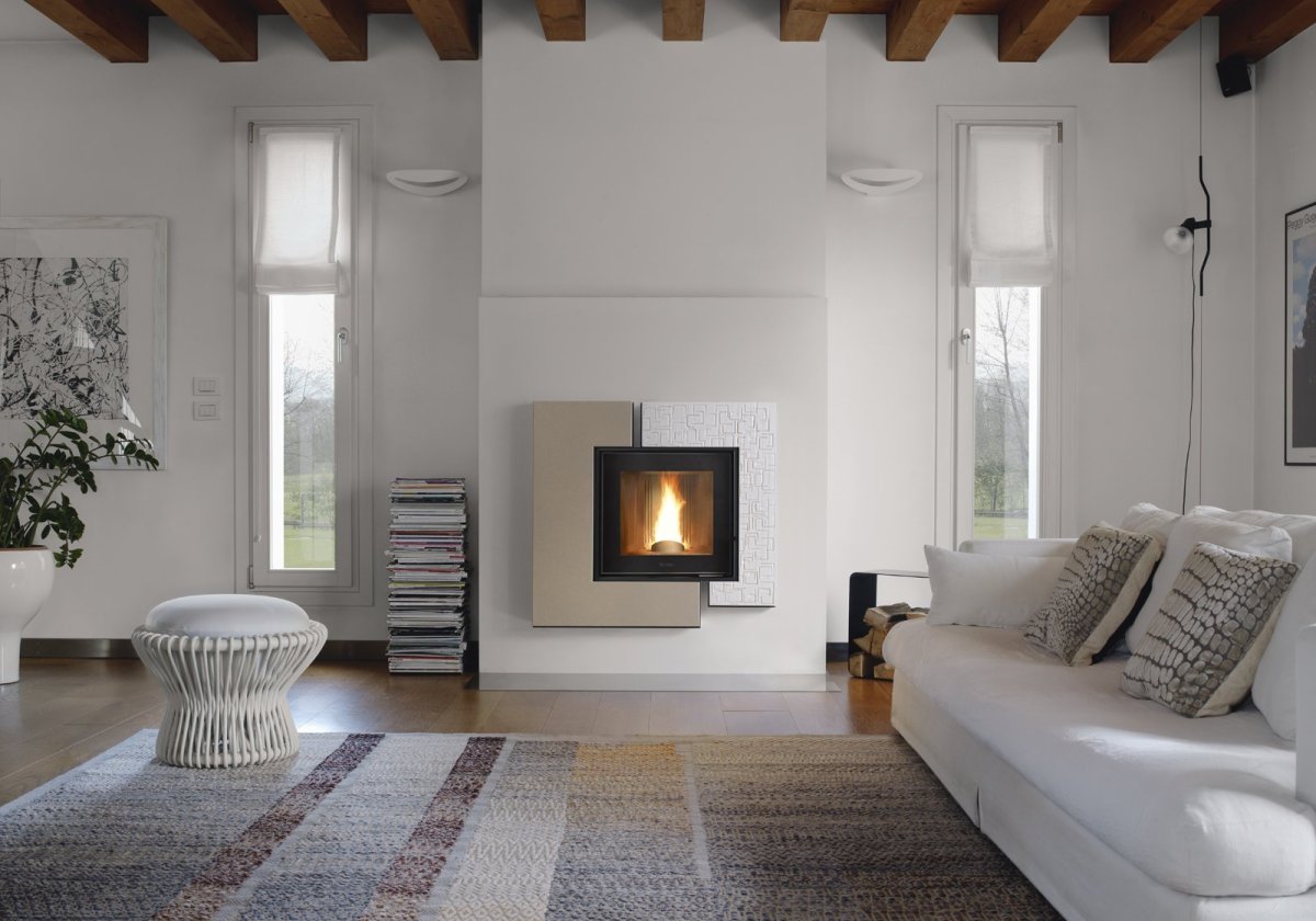 Зал с камином в частном доме
