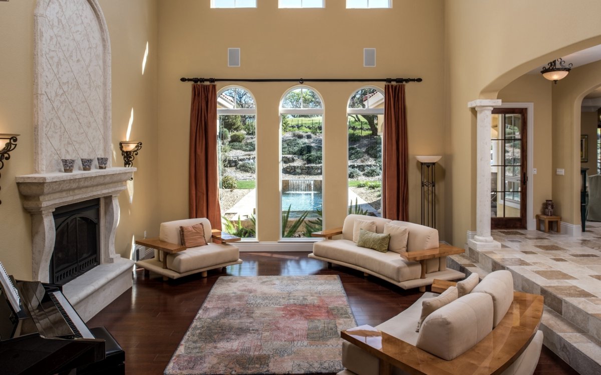 Камин между окнами в гостиной