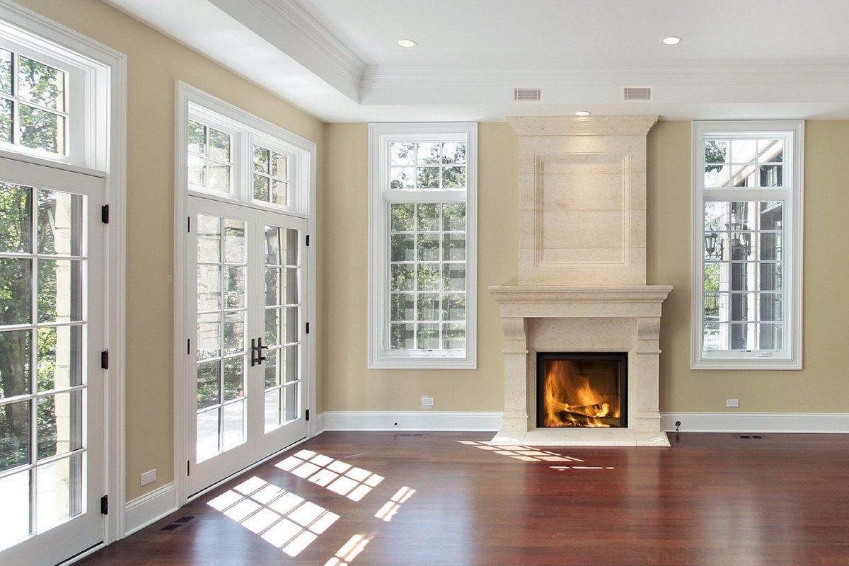 Камин между окнами