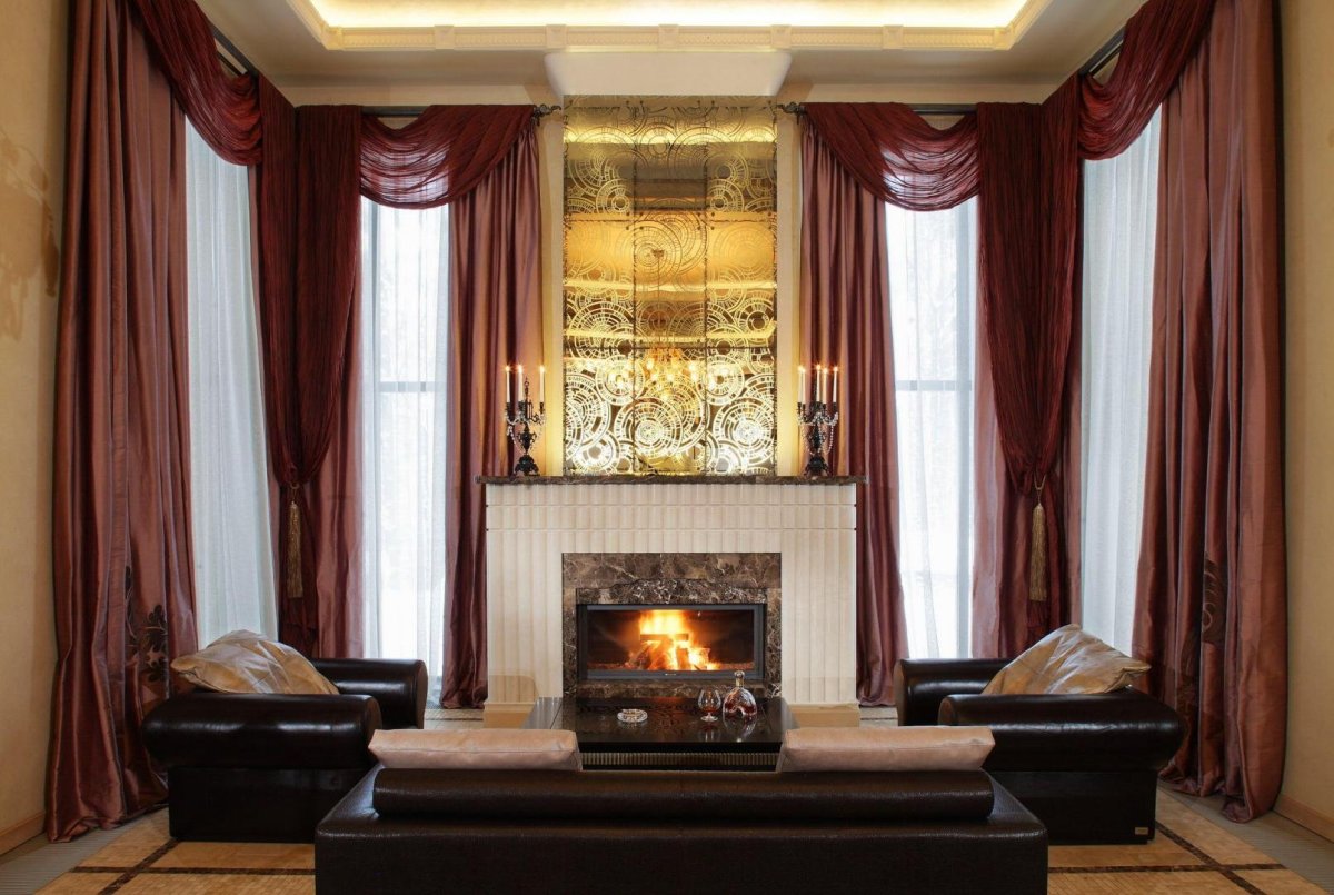 Камин между окнами в гостиной