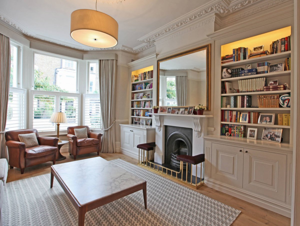 Гостиная с двумя окнами на одной стене