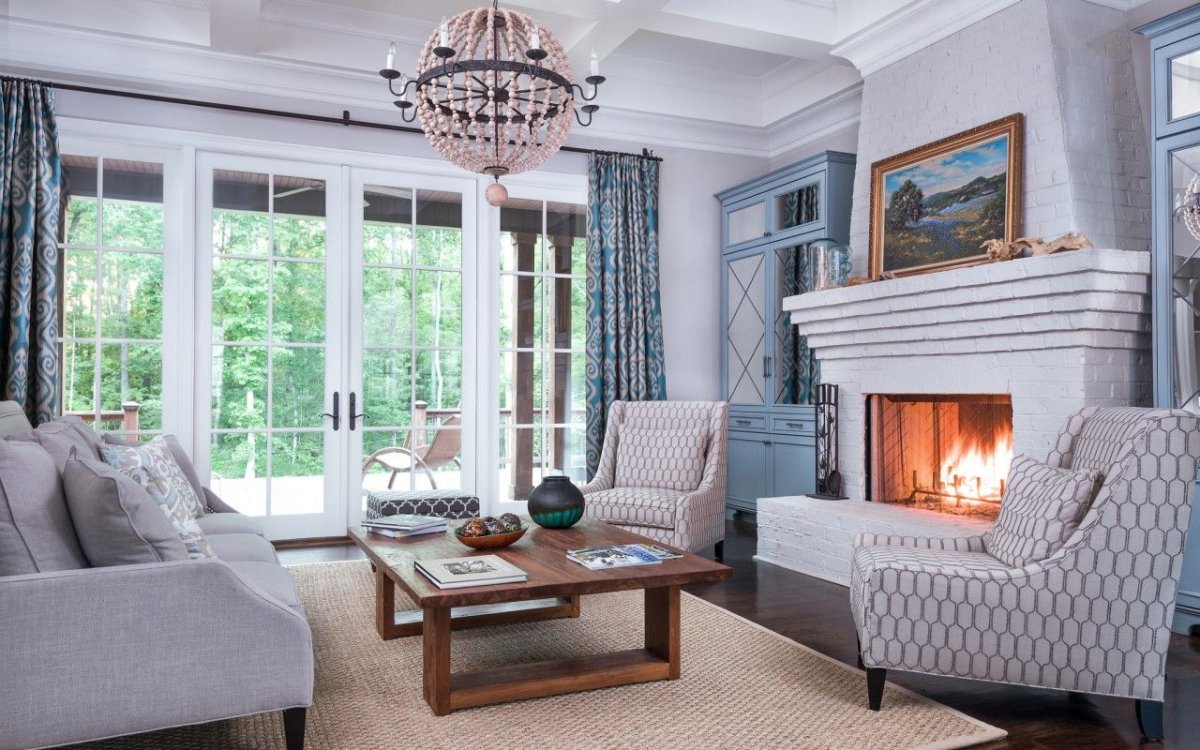 Камин в интерьере гостиной