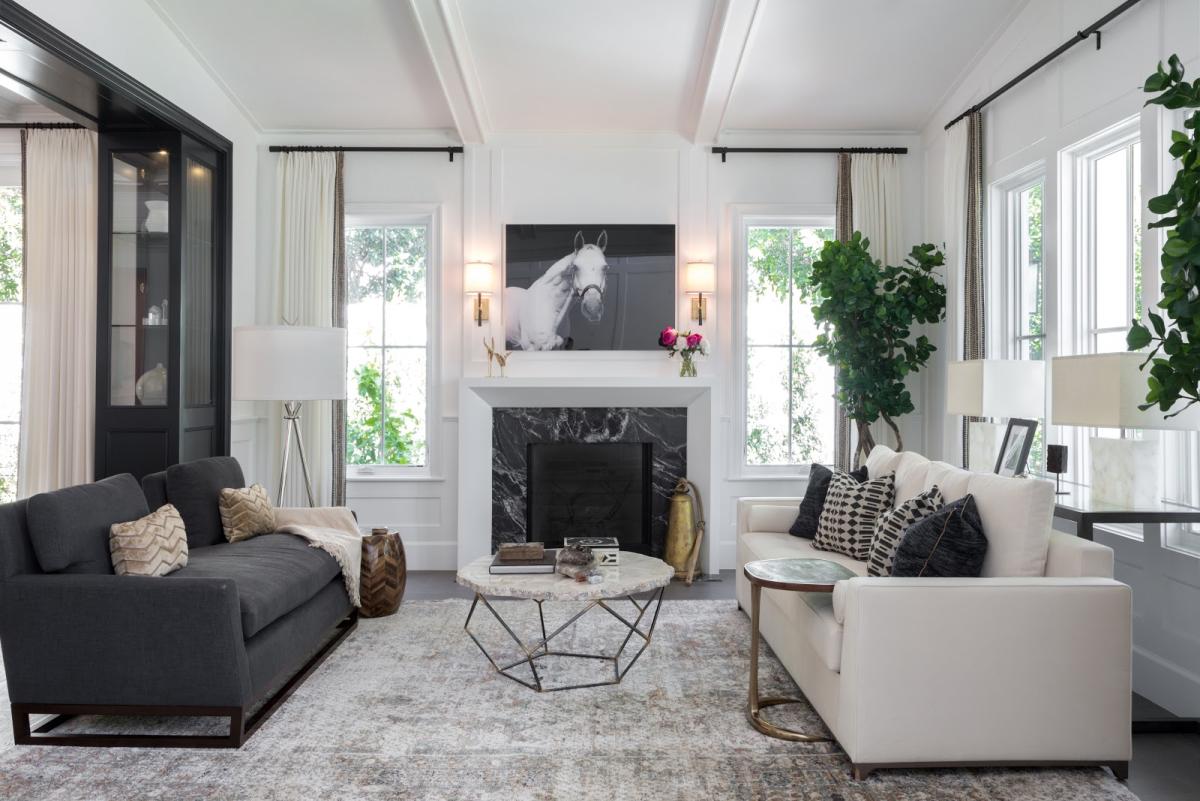 Современный камин между окнами