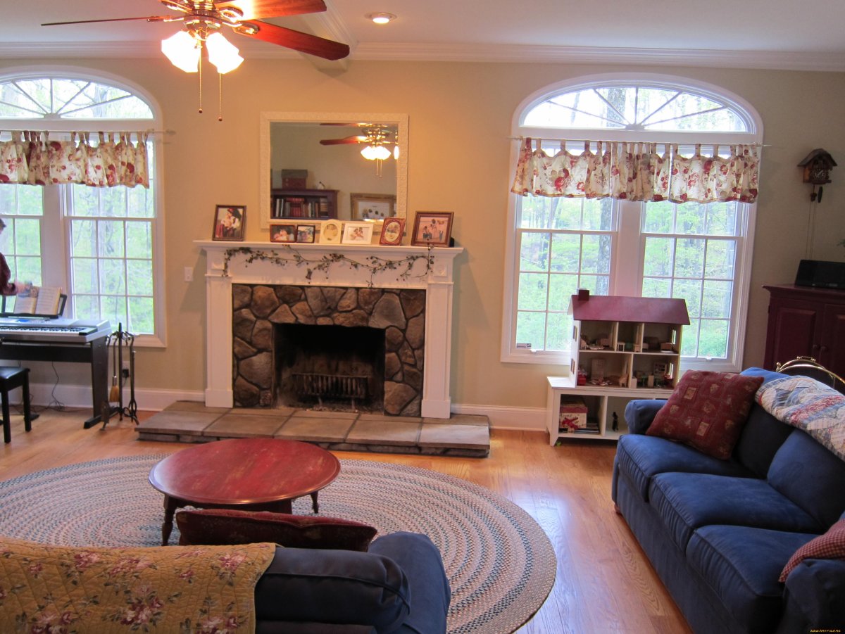 Интерьеры гостинной с камином