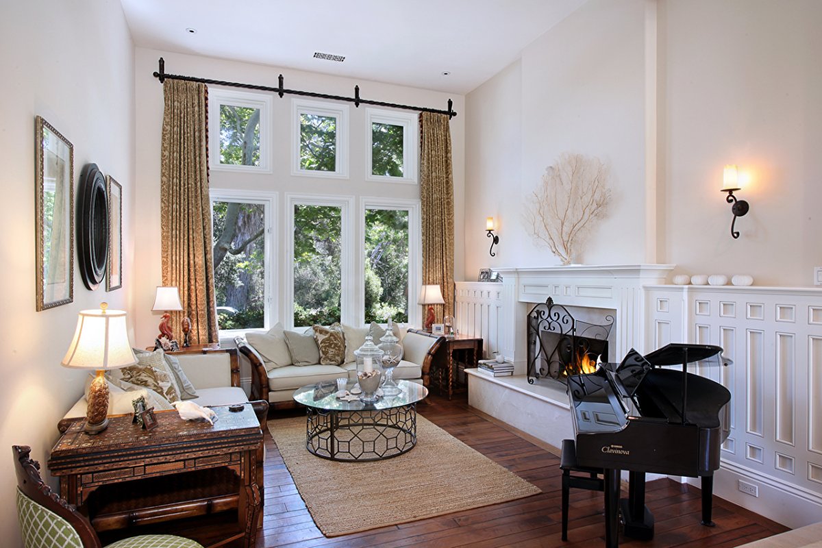 Камин между окнами