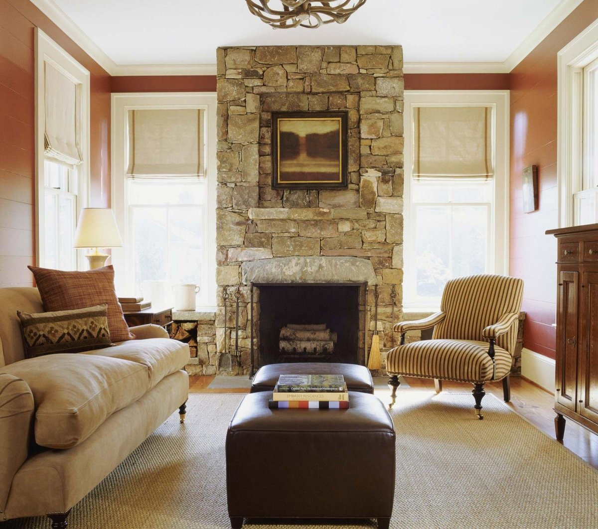 Камин между окнами