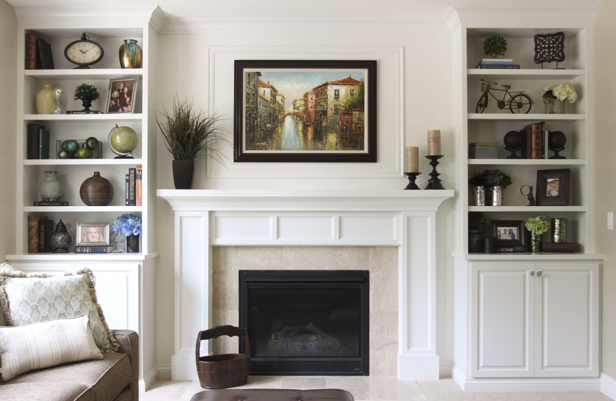 Книжные полки над камином
