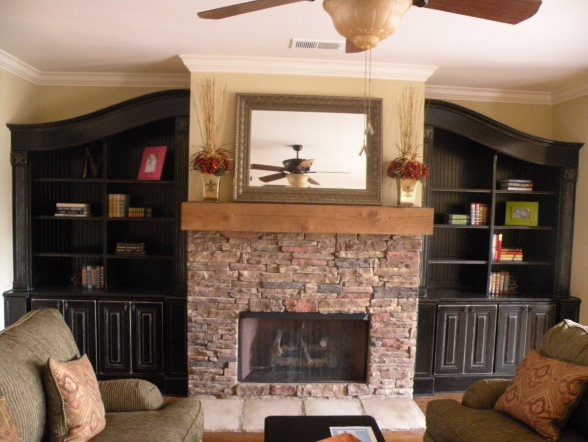 Полки рядом с камином