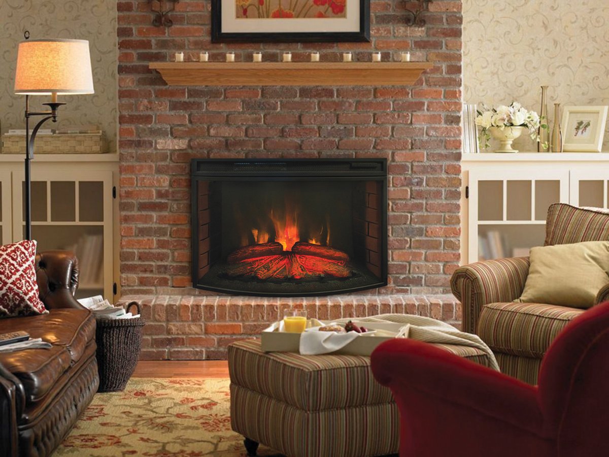 Гостиная с кирпичной стеной и камином