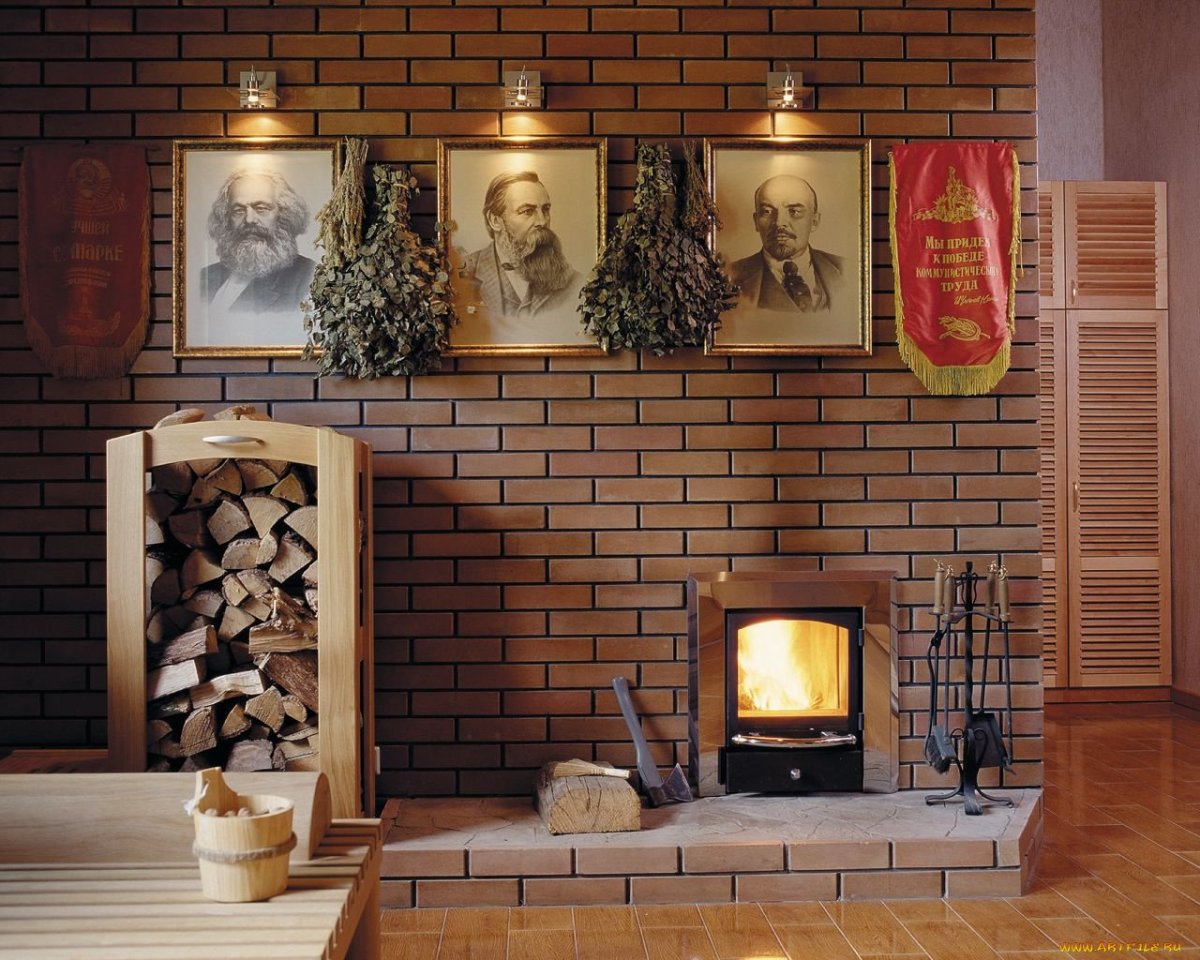 Интерьер бани с камином