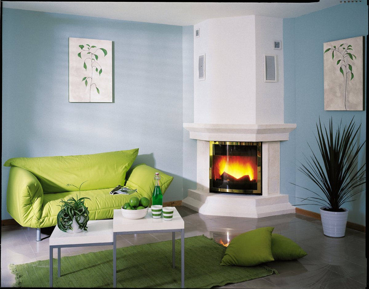 Угловой камин в интерьере гостиной