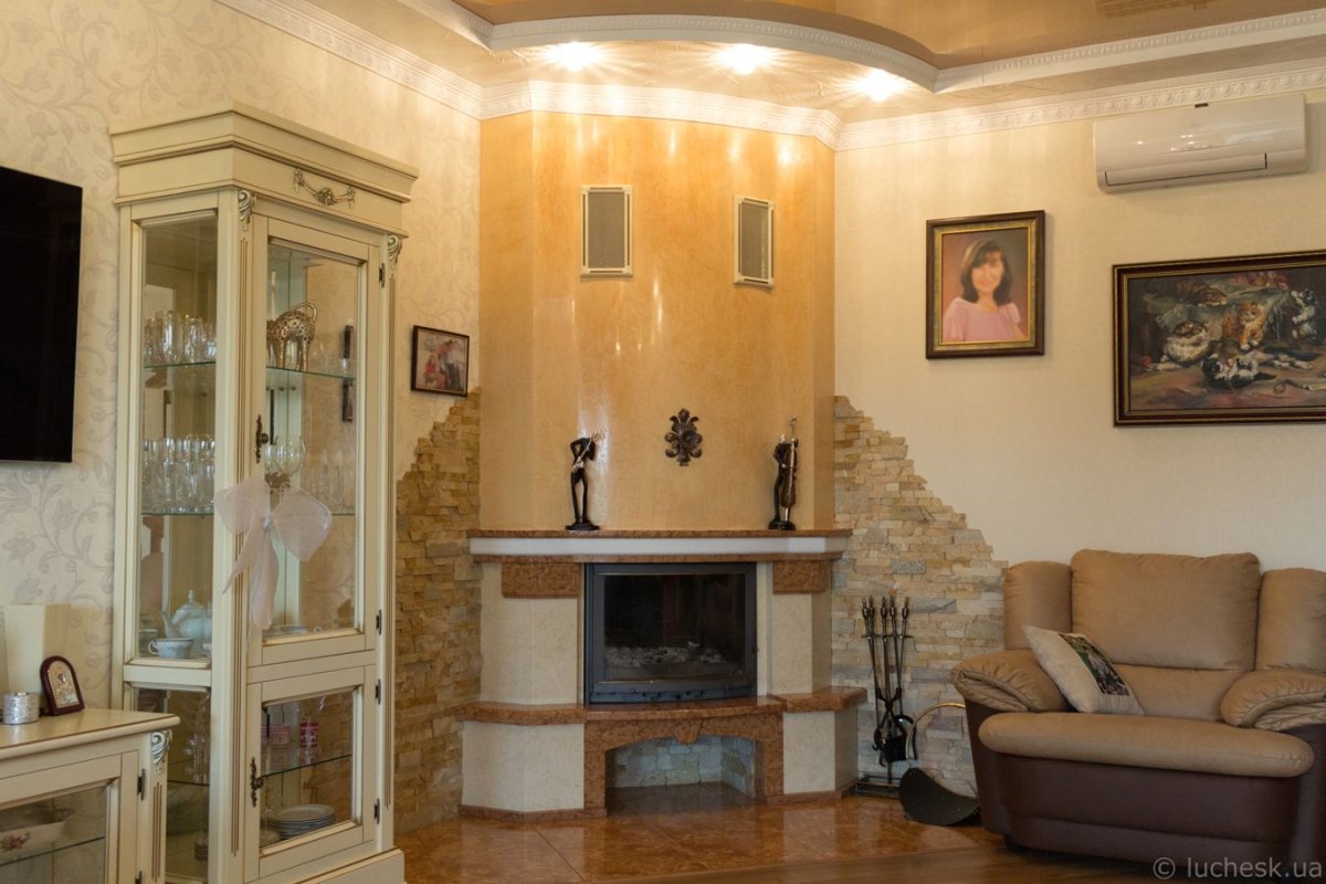 Кухня гостиная 29 м2 с угловым камином