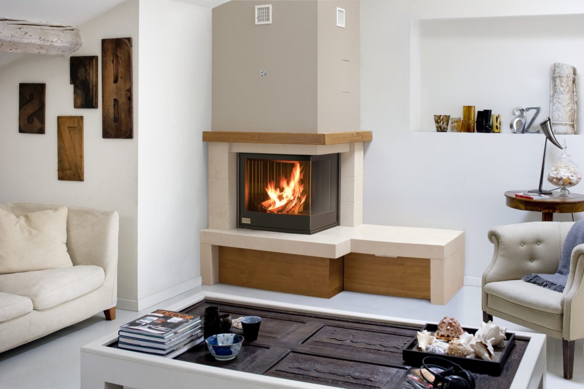 Угловой камин с боковыми полками