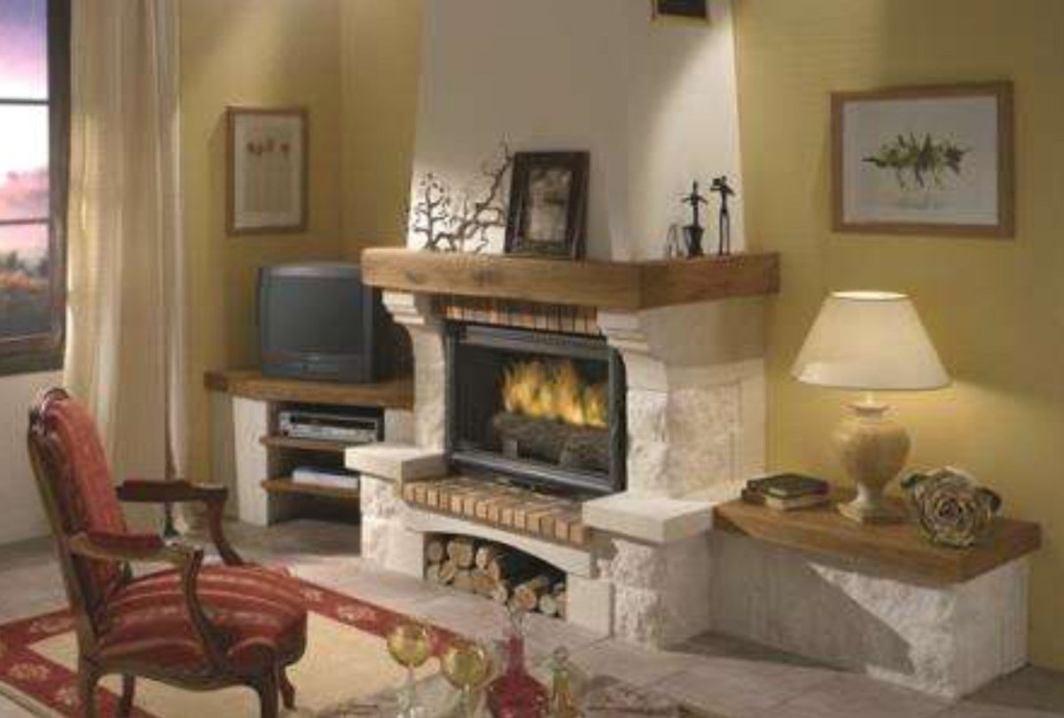 Интерьер комнаты с угловым камином и телевизором