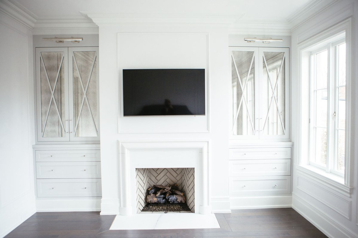 Камин со шкафами по бокам