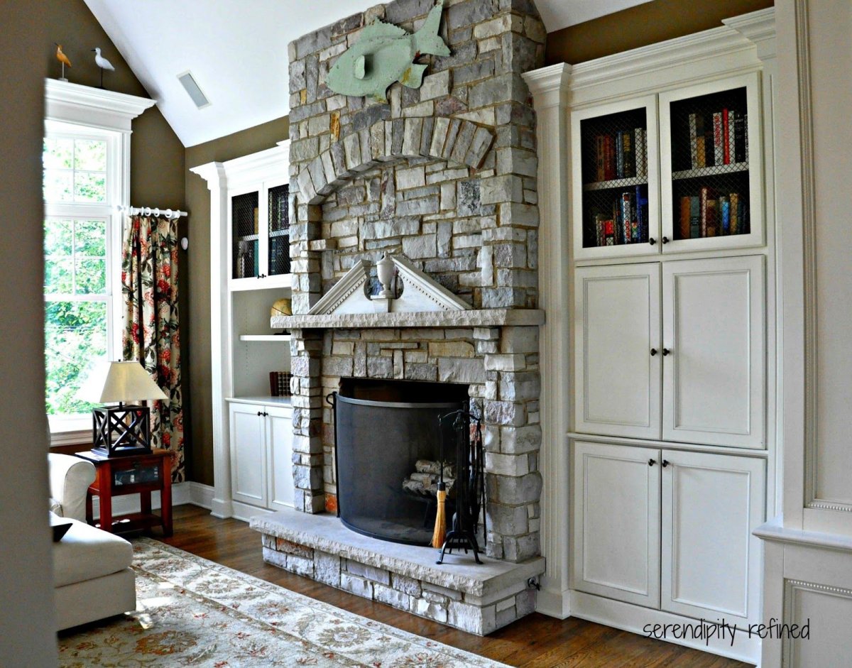 Камин со шкафчиками по бокам черно- белый