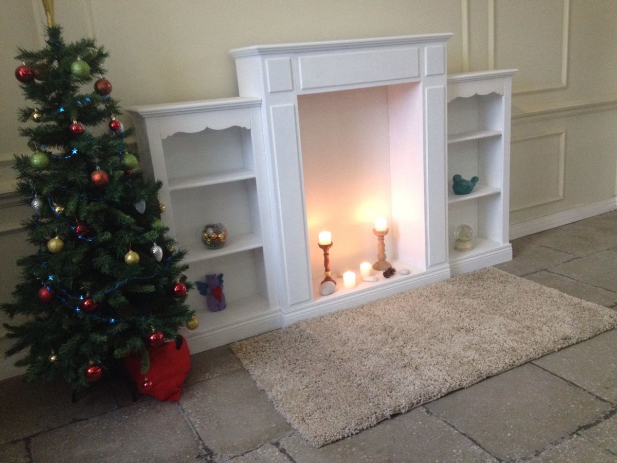 Небольшая гостиная с электрокамином