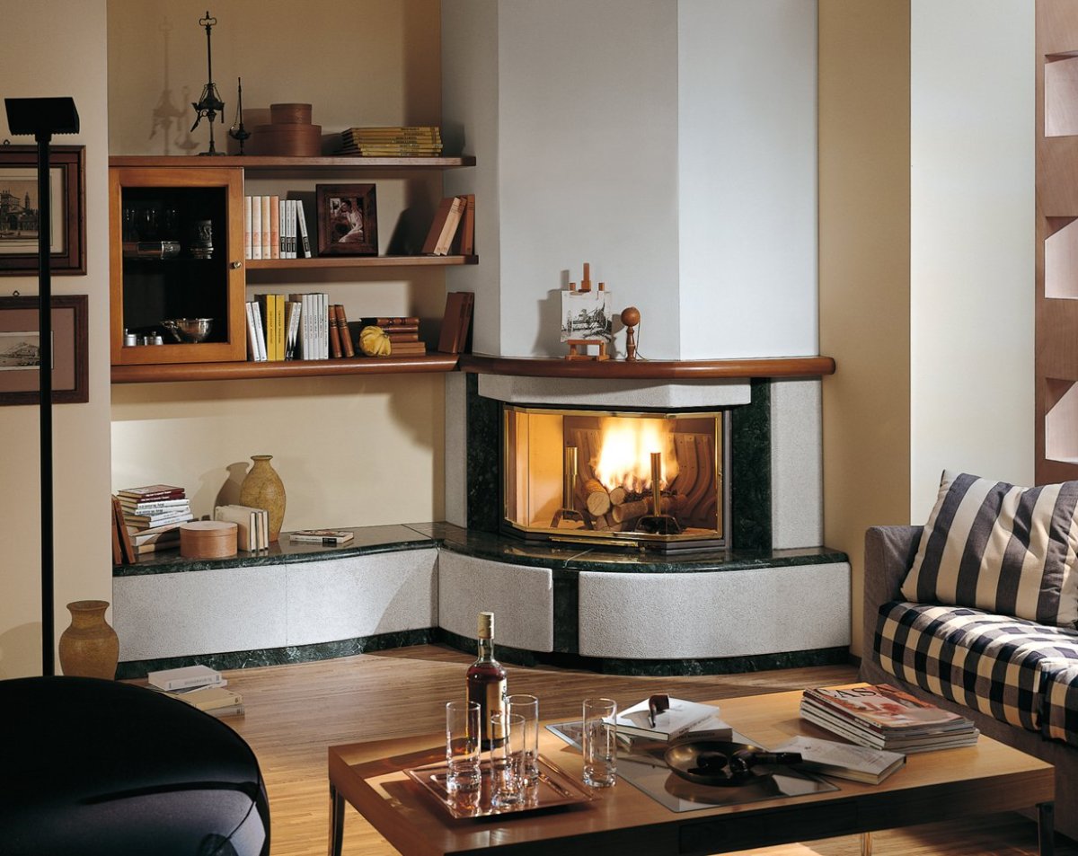 Камин с книжными полками