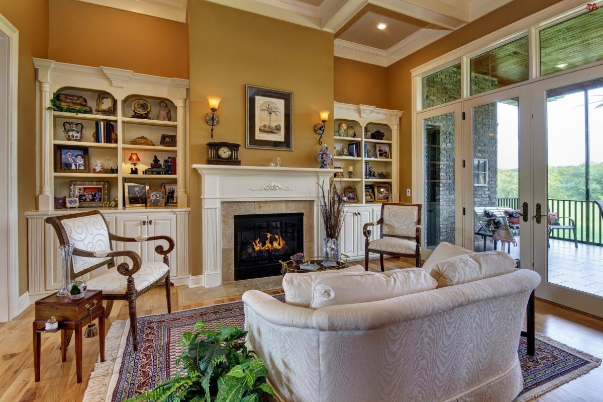 Гостиная с камином и креслами