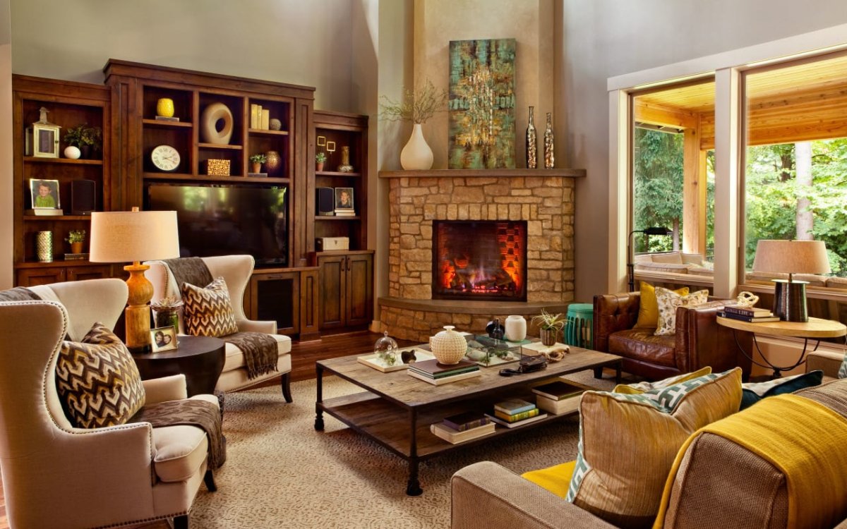 Гостиная с камином и креслами