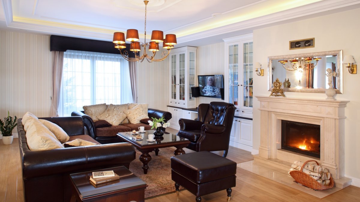 Планировка гостиной с угловым камином