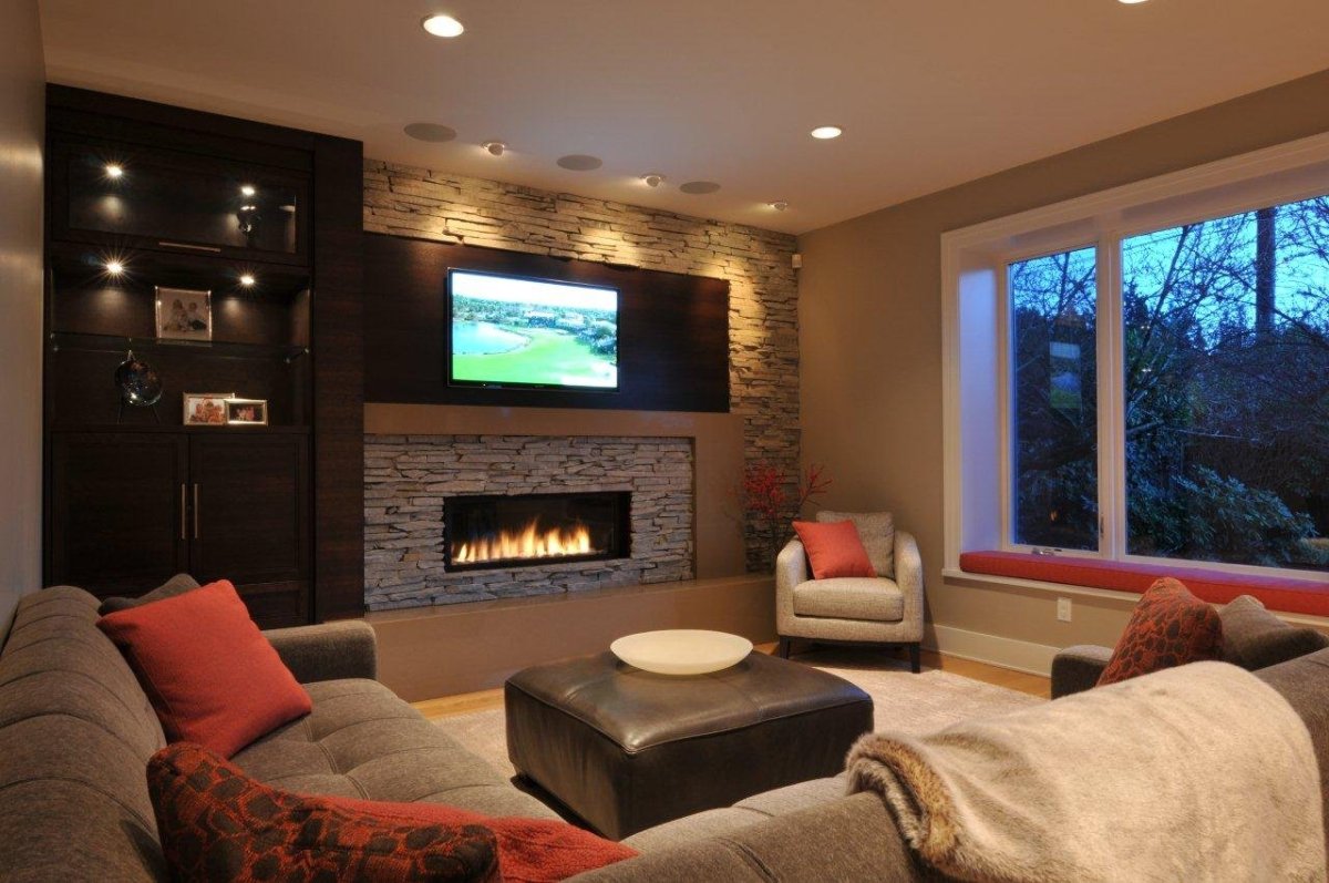 Гостиная с камином и телевизором