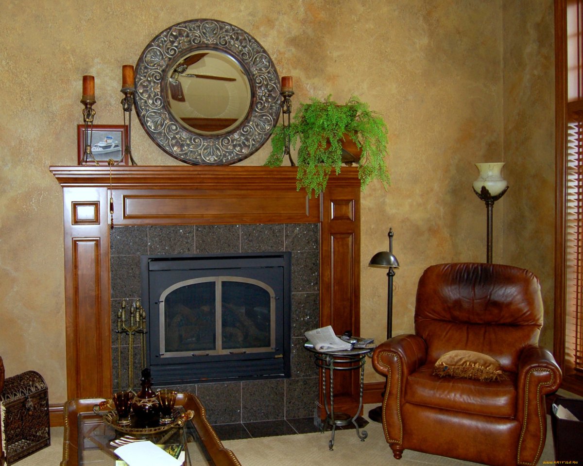 Декоративная штукатурка на стене с камином