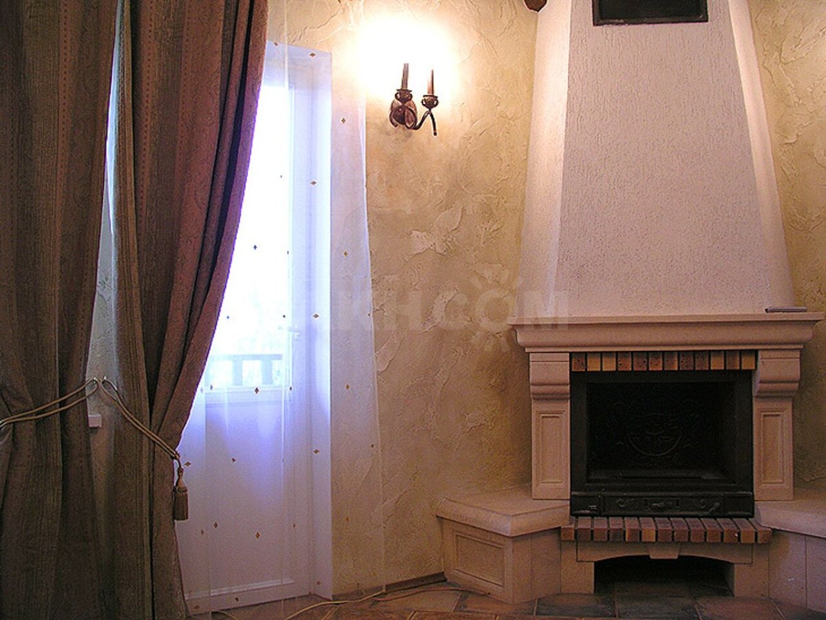 Декоративная штукатурка возле камина