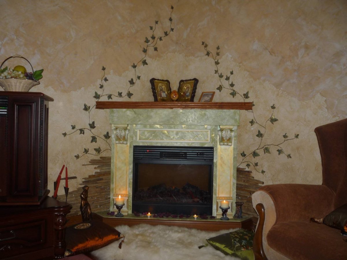 Декоративная штукатурка на стене с камином