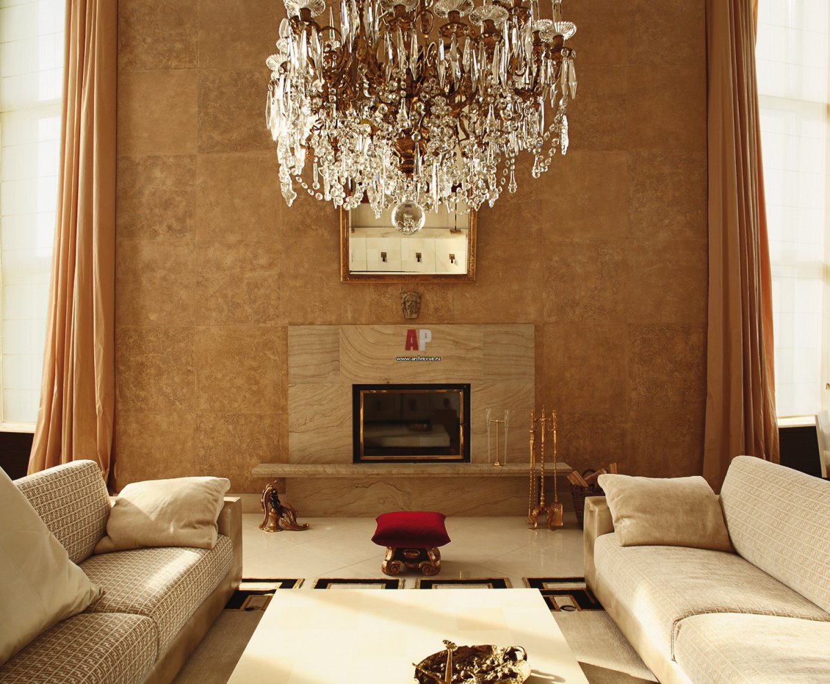 Декоративная штукатурка в интерьере гостиной с камином