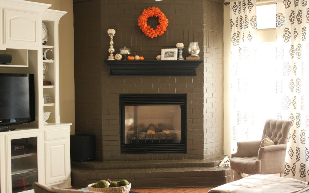 Декоративный камин в интерьере гостиной