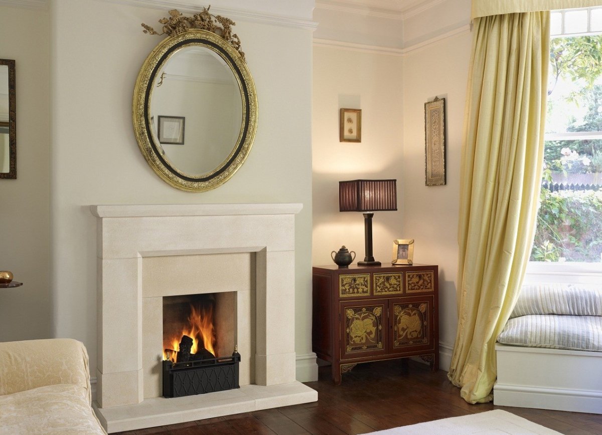 Оштукатуренный камин в интерьере