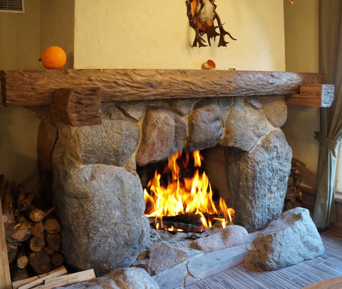 Красивые камины из камня