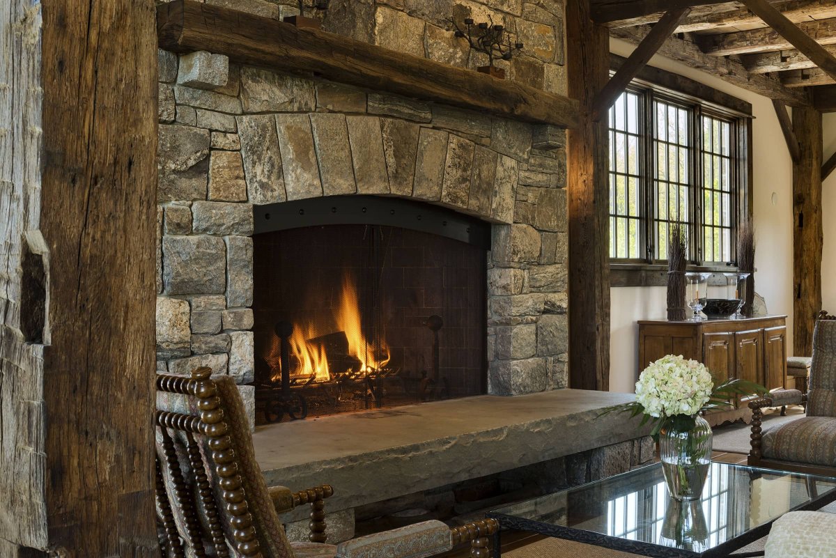 Камин в старинном стиле