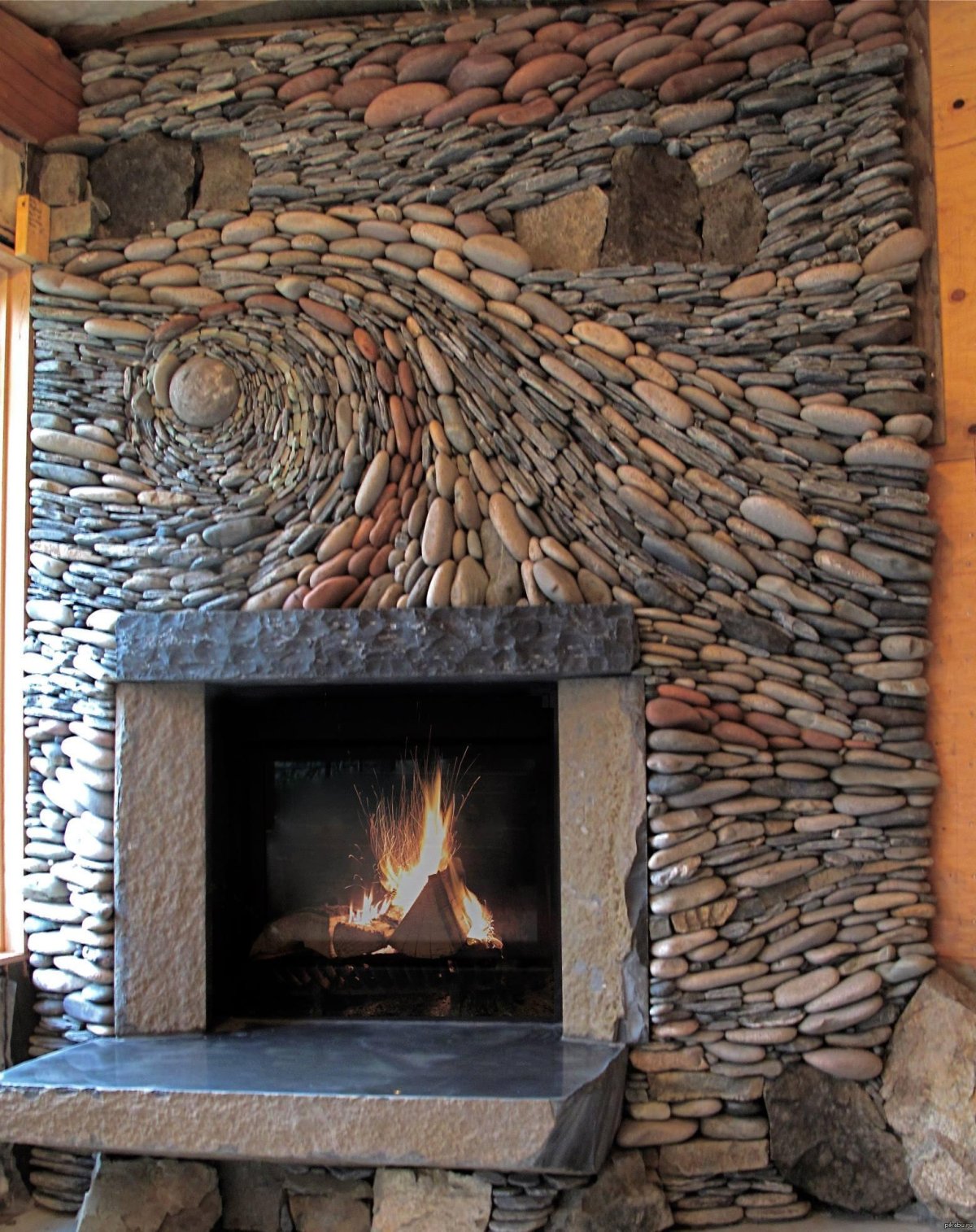 Камин облицованный диким камнем