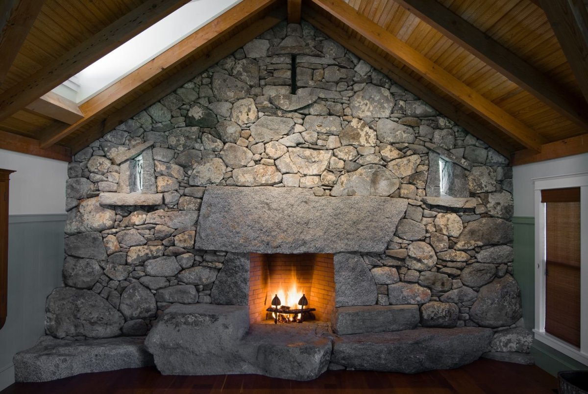 Камин из дикого камня